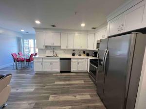 A kitchen or kitchenette at The Classy Suite - 2BR with Free Parking