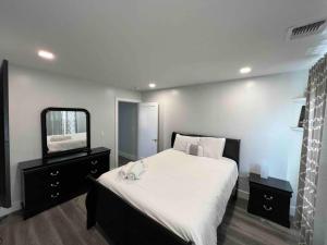 A bed or beds in a room at The Classy Suite - 2BR with Free Parking