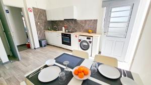 A cozinha ou kitchenette de The Lemon Tree Hostel