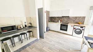 A cozinha ou kitchenette de The Lemon Tree Hostel