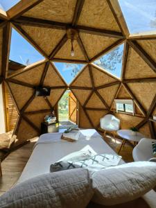 Una habitación con una cama grande en una yurta en Waira home, en Guarne
