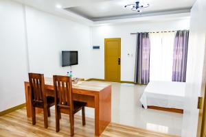 Habitación con mesa, sillas y cama en E and c tourist inn en Dumaguete