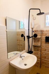 een badkamer met een wastafel en een spiegel bij E and c tourist inn in Dumaguete