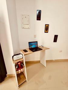 einen Schreibtisch mit Laptop auf dem Zimmer in der Unterkunft Casa de Descanso Excelente Ubicación Villavicencio in Villavicencio