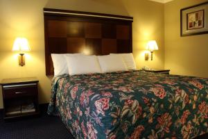 A bed or beds in a room at Inn at Bayshore