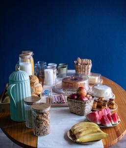 drewniany stół z koszami z jedzeniem i owocami w obiekcie Baru Bonito - Suítes w mieście Bonito
