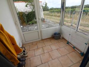 une pièce avec une porte et un sol carrelé dans l'établissement Maison rénovée 3 pièces, proche centre historique, calme, 6 couchages - FR-1-246A-288, à Saint-Georges-dʼOléron