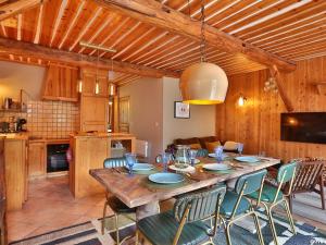 a kitchen and dining room with a wooden table and chairs at Appartement lumineux 3 pièces – Centre station Serre Chevalier, 4 pers, à 600m des pistes - FR-1-330F-236 in La Salle Les Alpes +10 photos