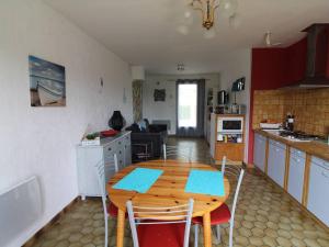 - une cuisine avec une table et des chaises en bois dans la chambre dans l'établissement Maison rénovée 3 pièces, proche centre historique, calme, 6 couchages - FR-1-246A-288, à Saint-Georges-dʼOléron 8 autres photos