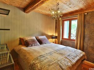 a bedroom with a bed and a chandelier at Appartement lumineux 3 pièces – Centre station Serre Chevalier, 4 pers, à 600m des pistes - FR-1-330F-236 in La Salle Les Alpes