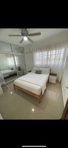 سرير أو أسرّة في غرفة في Apto con terraza