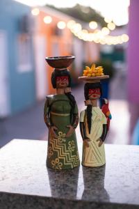 Baru Bonito - Suítes في بونيتو: تماثيل شخصين واقفين على طاولة