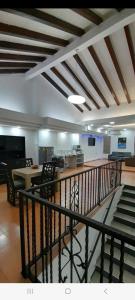 ein Zimmer mit Stühlen und einem Tisch in einem Gebäude in der Unterkunft Relax sin ruidos centrico. in Santa Rosa de Copán