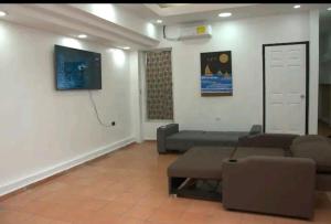 ein Wohnzimmer mit einem Sofa und einem Tisch in der Unterkunft Relax sin ruidos centrico. in Santa Rosa de Copán