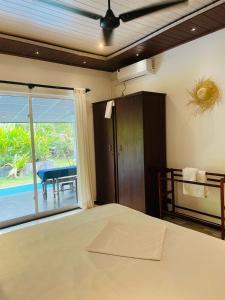 ヒッカドゥワにあるSuSha Happy Three Villaのベッドルーム1室(ベッド1台、テーブル、窓付)