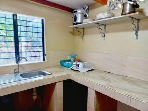 Dapur atau dapur kecil di Island Bungalow - 1BR, AC, Wi-Fi, Kitchen