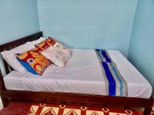 Tempat tidur dalam kamar di Island Bungalow - 1BR, AC, Wi-Fi, Kitchen