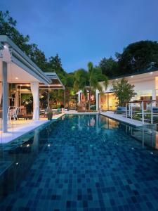 - une piscine en face d'une maison dans l'établissement VILLA TSAY - Nature, Privacy, Elegance, à Haad Yao
