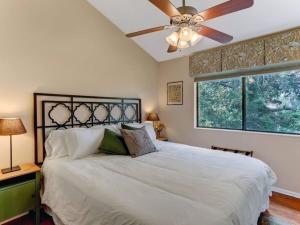 Ένα ή περισσότερα κρεβάτια σε δωμάτιο στο Amelia Island Paradise Rental! +11 φωτογραφίες