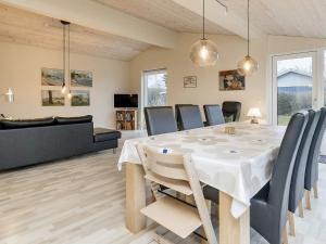 una sala da pranzo con tavolo e sedie di Holiday home Stubbekøbing III a Stubbekøbing