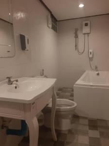 Koupelna v ubytování The Windsor Boutique Resort
