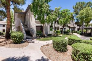 une maison avec des arbres et des buissons et une passerelle dans l'établissement Luxe Scottsdale Condo - Ground Floor Unit!, à Scottsdale