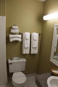 Kylpyhuone majoituspaikassa Inn at Bayshore