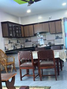 Una cocina o zona de cocina en Brand New Flat Near Sauraha w/an AC room
