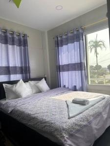 Cama o camas de una habitación en Brand New Flat Near Sauraha w/an AC room