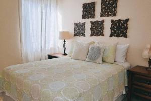 Un dormitorio con una cama grande y una ventana en Encantadora casa con ubicación privilegiada, en Monterrey