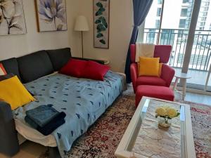 een woonkamer met een bank en een tafel bij Yas Azure Holiday Home in Abu Dhabi