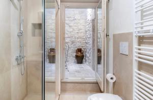 La salle de bains est pourvue d'une douche et de toilettes. dans l'établissement Suite centro storico, à Locorotondo