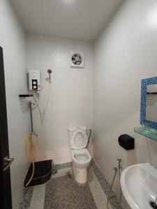 een badkamer met een toilet en een wastafel bij Lubuk Private Villa Langkawi with Jacuzzi Pool in Kuah