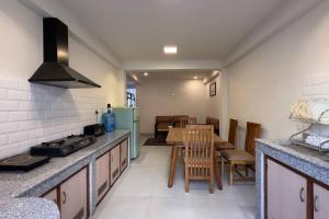 uma cozinha com uma mesa e uma sala de jantar em 21 Tara Apartments em Kathmandu
