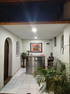 Un vestíbulo de un edificio con un escritorio y un mostrador. en Hotel Via Morburg, en Nazca