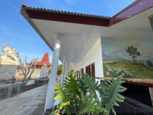 ein Gebäude mit einem Gemälde auf der Seite in der Unterkunft Rumah Budaya Sumba in Lokokaki