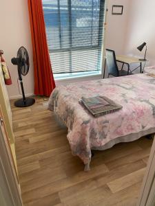 Katil atau katil-katil dalam bilik di Red Cottage. 2 ROOM FOR 1. BEDROOM+Private Kithenette, Lounge, TV, Fridge room