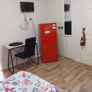 Телевизия и/или развлекателен център в Red Cottage. 2 ROOM FOR 1. BEDROOM+Private Kithenette, Lounge, TV, Fridge room