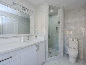 Et badeværelse på Elegant Home in Mississauga + 42 billeder