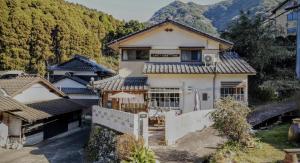 uma imagem de uma casa com montanhas ao fundo em Private & Cozy Lodge - basecamp Imari em Imari