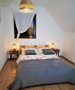 1 dormitorio con 1 cama grande y 2 lámparas en Chwila Moment - apartament lub cały dom w górach, en Stronie Śląskie
