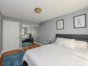 En eller flere senge i et værelse på Elegant Home in Mississauga