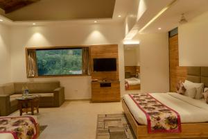 Televisyen dan/atau pusat hiburan di Wood castle Spa & Resort