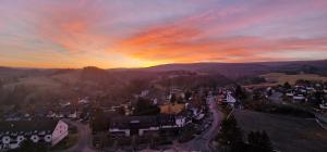 eine Luftansicht einer Stadt bei Sonnenuntergang in der Unterkunft Brockenblick in Altenau