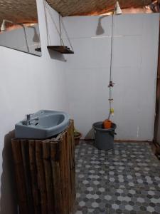 uma casa de banho com um lavatório num quarto em Ruban Yoga Palolem em Palolem