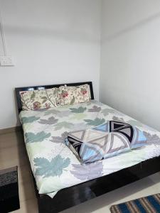 ein Bett mit einem Kissen darauf in einem Schlafzimmer in der Unterkunft HOTEL CKD in Gogāmukh