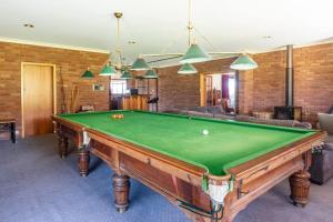 Prestigious Expansive Home with Almost Everything内的一张台球桌