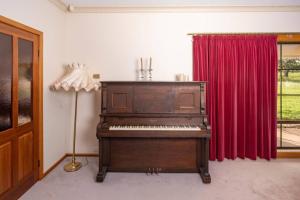 SandfordPrestigious Expansive Home with Almost Everything的相册照片