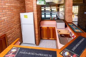 Prestigious Expansive Home with Almost Everything的厨房或小厨房