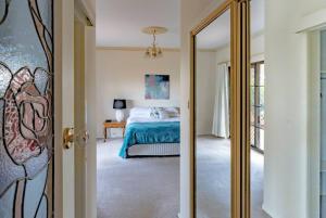 Prestigious Expansive Home with Almost Everything客房内的一张或多张床位